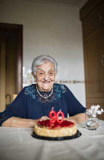 Porträt einer glücklichen älteren Frau, die ihren neunzigsten Geburtstag feiert - RAEF000928