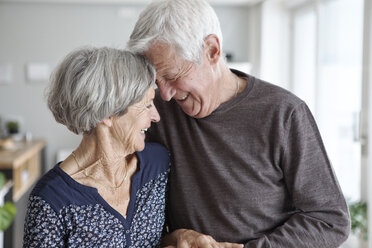 Glückliches Seniorenpaar zu Hause - RBF004138