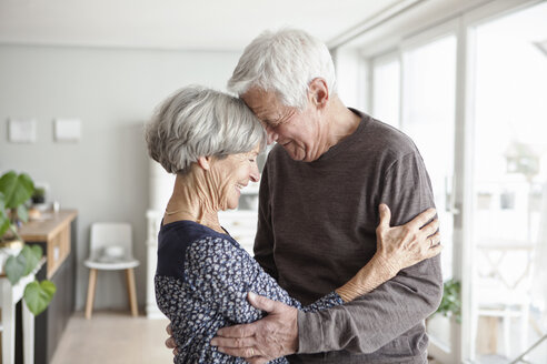 Portrait of happy senior couple at home - RBF004139