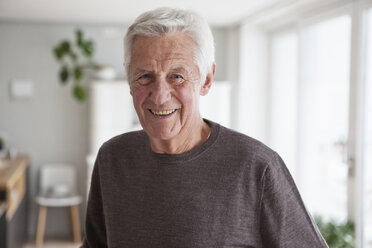 Porträt eines lächelnden älteren Mannes zu Hause - RBF004141