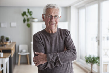 Porträt eines lächelnden älteren Mannes zu Hause - RBF004142