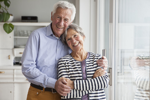 Porträt eines glücklichen älteren Paares zu Hause, lizenzfreies Stockfoto