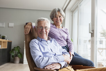 Glückliches Seniorenpaar zu Hause - RBF004160