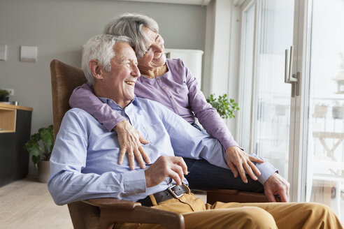 Glückliches Seniorenpaar zu Hause - RBF004161