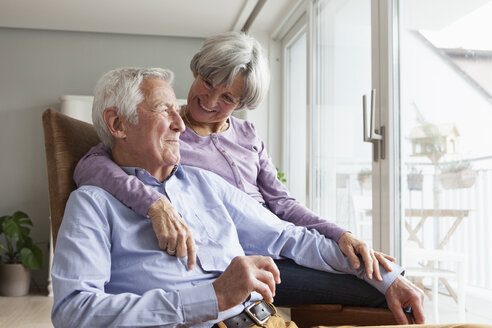 Happy senior couple at home - RBF004162