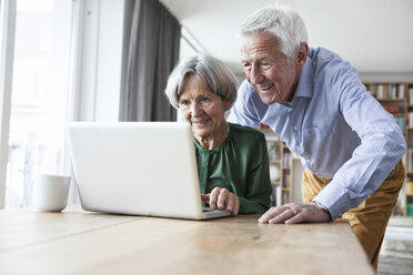 Senior couple using laptop at home - RBF004180
