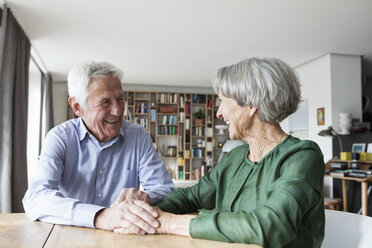 Glückliches älteres Ehepaar hat Spaß zu Hause - RBF004184