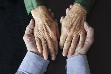 Älteres Paar hält Hände, Nahaufnahme - RBF004186