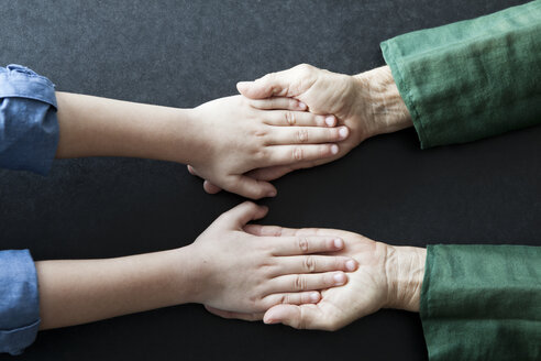 Grandmother and granddaughter holding hands, close-up - RBF004187