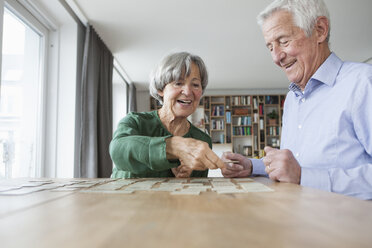 Senior couple playing memory at home - RBF004195