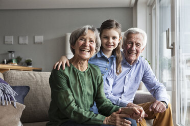 Family portrait of grandparents and their granddaughter at home - RBF004201