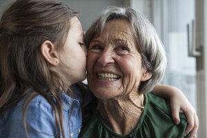 Kleines Mädchen küsst ihre Großmutter - RBF004214