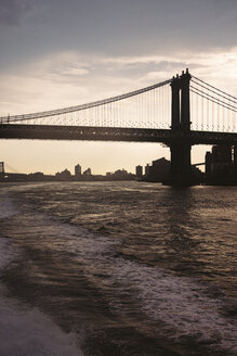 USA, New York, Manhattan Bridge in den Abendstunden - GIOF000789