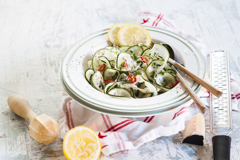 Gurken-Tagliatelle-Salat mit pikantem Zitronendressing und Parmesan, lizenzfreies Stockfoto
