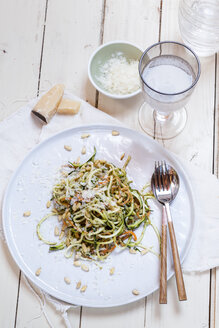 Spiralisierte Karotten- und Zucchininudeln mit Pesto, Parmesan und Pinienkernen - SBDF002711