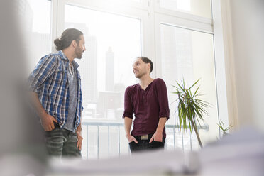 Two colleagues talking at the window - FKF001702