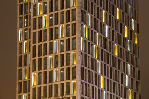 Deutschland, Dortmund, modernes Bürogebäude, abends beleuchtet, lizenzfreies Stockfoto