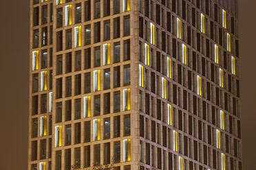 Deutschland, Dortmund, modernes Bürogebäude, abends beleuchtet - WIF003287