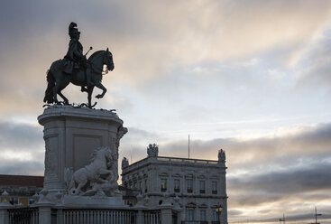 Portugal, Lisboa, Baixa, Praca do Comercio, Blick auf das Denkmal von König José I - MAUF000282