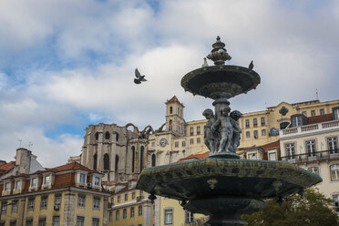 Portugal, Lissabon, Springbrunnen und Kloster Igreja do Carmo im Hintergrund - MAUF000285