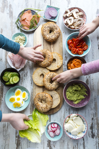 Frühstück, Bagels, Gemüse, Lachs und Schinken, Zutaten zum Mitnehmen, lizenzfreies Stockfoto