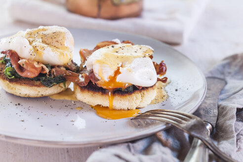 Egg Benedict mit englischen Muffins, pochierten Eiern, Schinken, geschmortem Spinat und Hollandaise - SBDF002713