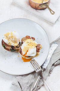 Egg Benedict mit englischen Muffins, pochierten Eiern, Schinken, geschmortem Spinat und Hollandaise - SBDF002714