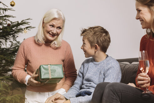 Enkel erhält zu Weihnachten ein Geschenk von seiner Großmutter - MFF002764