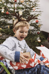 Kleiner Junge packt ein Weihnachtsgeschenk aus - MFF002786