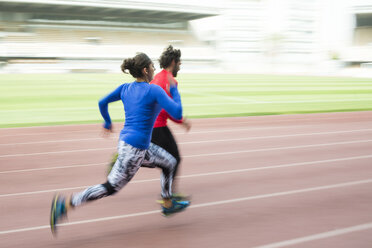 Athleten trainieren für das Rennen im Stadion - KIJF000222