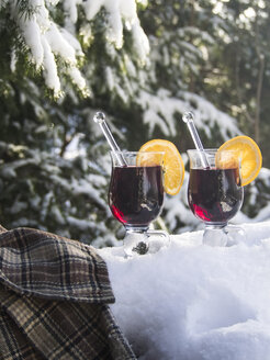 Glühwein zur Weihnachtszeit, Schnee - SBDF002725