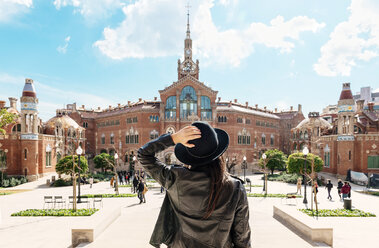 Spanien, Barcelona, Rückenansicht einer Frau mit Blick auf die Jugendstilanlage Sant Pau - GEMF000781