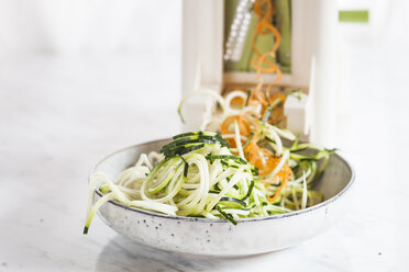 Spaghetti aus rohen Zucchini und Karotten, geschnitten mit einem Spiralschneider - SBDF002734