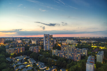 Deutschland, Berlin, Blick auf beleuchtetes Wohngebiet in Rudow - TAMF000386