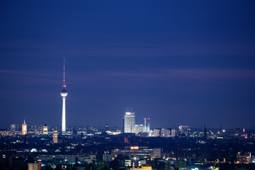 Deutschland, Berlin, Blick von Rudow auf den beleuchteten Fernsehturm in Berlin-Mitte - TAMF000387