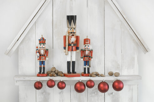 Christmas decoration with three nutcrackers, Christmas baubles and nuts - ASF005860