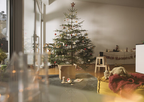 Geschmückter Weihnachtsbaum im Wohnzimmer der Familie - MFF002793