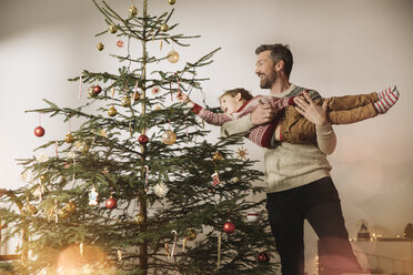 Vater und Sohn schmücken den Weihnachtsbaum - MFF002796