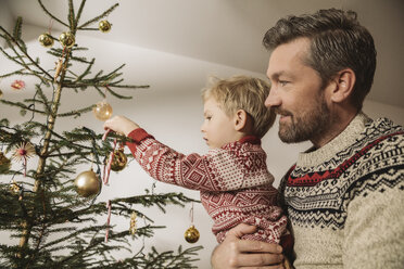 Father and son decorating Christmas tree - MFF002803