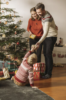 Eltern schenken einem kleinen Kind Weihnachtsgeschenke - MFF002811