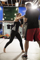 Weiblicher Boxer beim Sparring mit Trainer - ZEDF000060