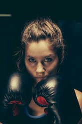 Portrait of female boxer - ZEDF000074