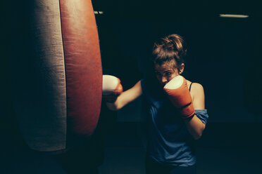 Weiblicher Boxer trainiert am Boxsack - ZEDF000076