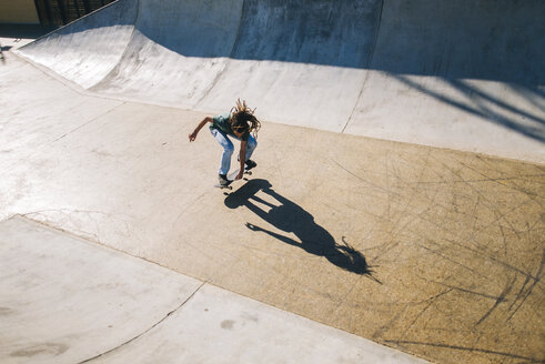 Junger Mann mit Dreadlocks auf dem Skateboard in einem Skatepark - KIJF000239