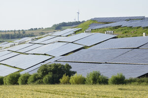 Deutschland, Bayern, Franken, Solarmodulfeld in der Landschaft - RUEF001653