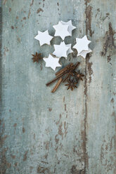 Cinnamon stars, cinnamon sticks and star anise on wood - ASF005863