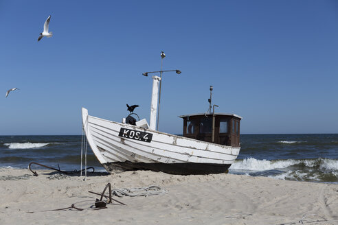 Deutschland, Mecklenburg-Vorpommern, Fischerboot am Strand - ASCF000519