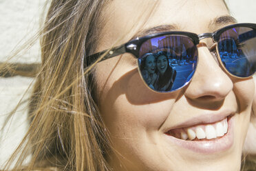 Freunde einer jungen Frau reflektieren über ihre Sonnenbrille - ABZF000271