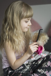 Kleines Mädchen frisiert ihre Puppe - JPF000118