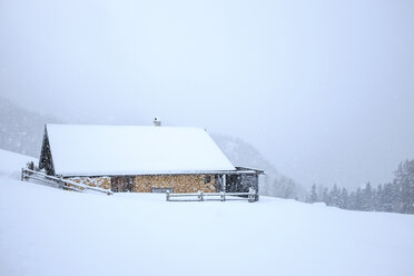 Deutschland, Bayern, Berchtesgaden, Rossfeld, Berghütte im Winter - HAMF000176
